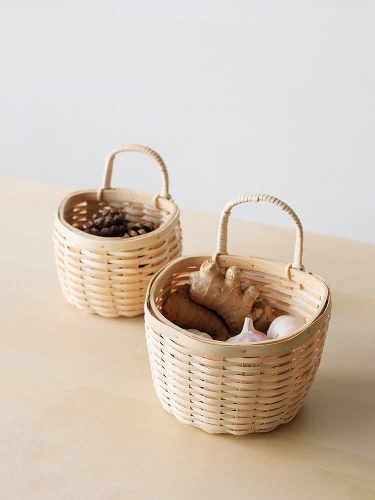 Rattan Clear Wood Kitchen Wall Hanging Basket with ginger & garlic.